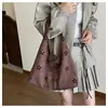 2026 Otoño Temprano Bolso Versátil Nuevo para el Trabajo Bolso Tote Calado Floral de Gamuza para Mujer Bolso de Hombro Cruzado de Gran Capacidad