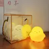Luz Nocturna LED de Pollito Lindo Popular Lámpara de Noche para Habitación Dormitorio Mesita de Noche Venta al por Mayor Puesto de Mercado Nocturno Juguetes Luminosos para Niños