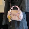 Bolso de mano para mujer estilo commuter, minimalista y sutilmente lujoso para el otoño de 2026, con un diseño afelpado, versátil para llevar al hombro o cruzado.