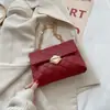 Bolso Cuadrado Pequeño de Moda con Bordado de Patrón de Diamantes Nuevo Producto 2026 Tendencia Japonesa y Coreana Bolso Cruzado para Mujer con Cadena y Etiqueta para Reventa