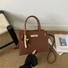 Bolsa de mão nova, elegante e fashion para o outono de 2026, simples e chique, com um design quadrado retrô, adequada como bolsa de ombro ou bolsa transversal para mulheres
