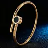 Pulsera de Acero Inoxidable con Temperamento Floral Transfronterizo Trébol de Cuatro Hojas Pulsera de Acero de Titanio para Niñas que No se Desvanece Pulsera de Hebilla de Lujo Ligero