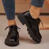 Comercio electrónico transfronterizo, talla grande, colección nueva primavera/otoño 2026, suela gruesa, zapatos de cuero pequeños, estilo europeo y americano, planos de cordones de moda y casuales