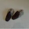Versão em couro macio~Sapatos quadrados acolchoados estilo retrô britânico com salto interno para mulheres, pantufas quentes forradas com fleece para o inverno, bico fechado