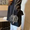 Bolsa de Paetês Feminina Fashion e Única 2025 Novo Estilo Coreano Bolsa Balde Bolsa de Ombro Moderna Bolsa Transversal Bolsa de Festa
