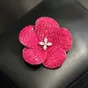 Broche de Xadrez Flor de Cinco Pétalas Cravejado com Pedras Preciosas Duas Cores High-End Flor de Diamante Completa Cor Vermelho Rosa Pin de Lapela para Terno de Luxo Leve Feminino