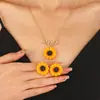 Pulseira estilo coreano com margaridas frescas e cordão de couro artístico para estudantes, pulseira vintage fofa com girassóis e pequenas margaridas.