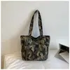 Nuevo bolso tote casual de nicho de gran capacidad para principios de otoño de 2026, con un toque relajado, adecuado para ir al trabajo, bolso de mano camuflado de un solo hombro