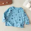 Camiseta Básica Infantil 2026 Primavera e Outono Nova Camiseta de Manga Longa com Estampa de Estrelas para Meninos e Meninas Pequenos, Top Amigo da Pele e Respirável