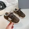 Tênis casuais infantis 2026 com estampa de estrelas, sola macia, antiderrapante, com lantejoulas, moderno, fashion, respirável, calçados esportivos para meninos e meninas
