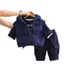 Conjunto de Invierno para Niños 2027 Nuevo Elegante Ropa de Invierno Engrosada para Niños, Chaleco Cálido y Sudadera Conjunto de Tres Piezas Moderno