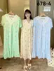 Pijama de Verano para Mujer de Comercio Exterior, Tela Arrugada tipo Algodón, Estampado Floral Pequeño, Cuello en V, Encaje, Dulce y Lindo, Se Puede Usar Afuera, Camisón Suave
