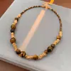 Collar Envolvente con Cuentas de Piedra Ojo de Tigre Maillard, Cadena de Clavícula Moderna y Sencilla con un Diseño Único, Accesorio de Nicho para Otoño e Invierno