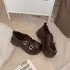 Zapatos de cuero pequeños de tacón grueso estilo nuevo con corte profundo para mujer 2026 hebilla puntera redonda suela gruesa mocasines de moda casual imitación de cuero otoño