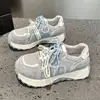 Tênis Esportivos Casuais Leves Respiráveis de Verão 2026 Sapatos Plataforma Versáteis que Aumentam a Altura Sola Grossa com Tela Sapatos Forrest Gump para Mulheres