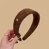 Diadema de Lana Roja Suave Estilo Año Nuevo con Ala Ancha y Etiqueta Dorada de Cabeza de Cachorro para Mujer, Sensación de Alta Gama, Diadema que No Aprieta, Accesorio para el Cabello