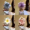 Dulce Atmósfera de Vacaciones en la Playa junto al Mar con Flores de Hibisco de Colores, Pasadores Bohemios de Plumeria y Accesorios Florales para el Cabello