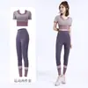 Conjunto de yoga de duas peças color block 2026 para mulheres, apresentando um design de levantamento de quadril em forma de pêssego, um tecido sem costura, justo ao corpo e de secagem rápida, adequado para corrida e fitness