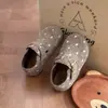 Sapatos Birkenstock para meninas, nova coleção outono/inverno estilo coreano, com design de pelúcia e bolinhas, estilosos e retrô, sapatos pequenos de couro; sapatos casuais, macios, para meninos, da moda