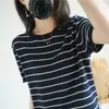 Camiseta listrada de algodão puro com gola redonda, bainha dobrada e manga curta, estilo coreano versátil, nova peça casual solta para o verão de 2026 para mulheres
