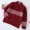 Cárdigan suéter con cremallera para niños con cuello alto, con diseño a rayas, hecho de tejido de punto de lana, adecuado para otoño e invierno, y diseñado como una prenda exterior casual tanto para niños como para niñas