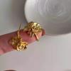 Explosiones Otoño e Invierno 2024 Pendientes de Flor en Forma de C Estilo Simple de Metal Distinctivos Tachuelas Moda Pendientes Elegantes para Viajes al Trabajo para Mujeres