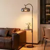 Luminária de chão minimalista italiana com prateleira de armazenamento de alta qualidade integrada ao lado do sofá da sala de estar, mesa de cabeceira para o quarto e iluminação ambiente.