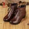 Botas de tornozelo retrô estilo étnico para mulheres, couro macio, salto grosso, coleção outono/inverno 2026, confortáveis, forradas com fleece para aquecimento, adequadas para mães