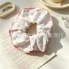 Bonitos scrunchies de dibujos animados coloridos con colores contrastantes y alto atractivo estético, ligas para el cabello y accesorios. Stock al por mayor disponible