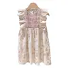 Vestido fruncido floral vintage estilo francés para niñas, nuevo modelo de verano 2026, sin mangas, cuello redondo, elegante vestido infantil, moderno