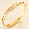 Pulsera de Concha Dorada Incrustada con Cierre de Diamante para Mujer, Gama Alta, No se Desvanece, Moderna, Lujo Ligero, Pulsera de Joyería Abierta de Acero de Titanio