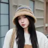 Novo Chapéu de Lã Feminino Estilo Coreano Quente com Proteção para Orelhas, Chapéu Bucket Fashion para Viagem, Chapéu Bucket Plush Colorido da Moda de Alta Qualidade