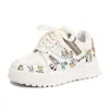 Tênis Infantis de Desenho Animado Moda Nova Primavera 2026, Sapatos Esportivos, Sapatos Casuais, Sapatos Brancos de Solado Grosso para Homens e Mulheres, Crianças de Tamanho Médio e Grande
