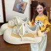 Zapatillas blancas para niña 2026 nuevo modelo de primavera, transpirables, de suela gruesa, a la moda, versátiles, antideslizantes, zapatillas deportivas casuales, estilosas