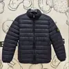 Chaqueta de algodón acolchada ligera STONE para clima cruzado con cuello alto, cierre de cremallera al frente y bolsillos ocultos con cremallera en ambos lados, funcionalidad estilo americano