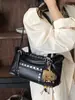 Bolso pequeño popular transfronterizo con remaches para mujer, nuevo bolso cuadrado pequeño de moda versátil 2026 para el hombro, bolso de hombro retro para commuting