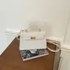 Elegante y minimalista bolso tipo Kelly con cierre de broche, un bolso de hombro de moda que se puede llevar cruzado, perfecto para el uso diario informal, con un diseño chic, retro y moderno