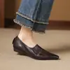 Sapatos Slip-On de Moda de Nicho com Corte Profundo de 2 cm Sapatos de Couro Slip-On com Bico Fino e Salto Baixo Novos para Primavera e Outono 2026 para Mulheres