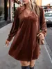 Vestido de terciopelo liso de talla grande estilo europeo y americano con cuello camisero, tapeta de media botonadura, mangas largas, abertura lateral y falda corta recta holgada
