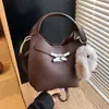 Bolsa de Mão Estilo Balde Nova Moda 2026 Outono e Inverno Versátil Retrô Bolsa de Mão Grande Capacidade Bolsa para Ir ao Trabalho Mãe e Filha