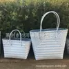Fabricante Vende Bolsas de Moda para Mujer Tejidas a Mano de Plástico, Bolsos de Mano, Bolsas de Compras, Bolsos Casuales Urbanos, Bolsas de Cesta de Verduras Rayadas