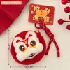 Estilo Ano Novo Estilo Chinês Boneco Criativo de Leão Pingente Porta-moedas Decoração para Mochilas de Meninas e Bolsas de Armazenamento de Fones de Ouvido