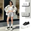 Zapatos blancos para mujer con suelas de espuma hechos de piel de vacuno de capa superior, nuevo modelo de otoño 2026, de suela gruesa, que aumentan la altura, zapatos casuales de plataforma para mujeres menudas