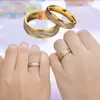 Novo modelo de moda europeia e americana de 2026, anéis de casal diagonais gravados em degraus banhados a ouro inovadores, fabricante oferece descontos para pedidos em grande quantidade