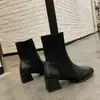 Botas Martin otoño e invierno Nuevas botas cortas de tacón medio grueso con punta cuadrada para mujer calcetines finos de punto color albaricoque botas elásticas de una sola pieza para mujer Venta al por mayor