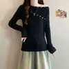 Nueva colección de otoño e invierno para mujer de talla grande: Diseños elegantes y chic para mujeres con curvas, presentando un suéter de punto trenzado, ajustado y de moda, con hombros descubiertos que crea una silueta favorecedora.