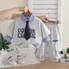 Ropa para Niños Conjunto de Ropa de Otoño para Niños 2026 Ropa Nueva de Primavera y Otoño Bebé Niños Lazo de Letra Conjunto de Tres Piezas Venta al por Mayor