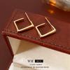 Aretes Redondos Asimétricos de Aguja de Plata, Estilo Sencillo y Fresco, Aretes de Moda Europeos y Americanos, Lujo Accesible y Aretes de Gama Alta para Mujeres