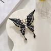 Nuevo Broche de Mariposa Suéter Abrigo Ramillete Otoño e Invierno Pines de Pedrería Sentido Avanzado Nicho Vintage Gota de Aceite Bufanda de Seda