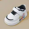 Nuevos Zapatos Infantiles para Otoño 2026 para Niñas y Niños, Zapatos de Piel Blanca, Tenis Bajos de Dibujos Animados de Moda